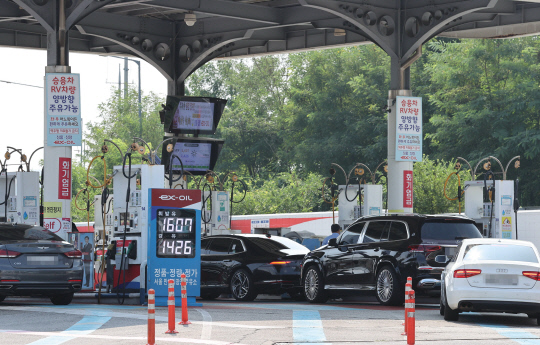 지난 8일 서울 만남의광장 주유소 앞에 휘발유 가격이 게시돼 있다. 연합뉴스.